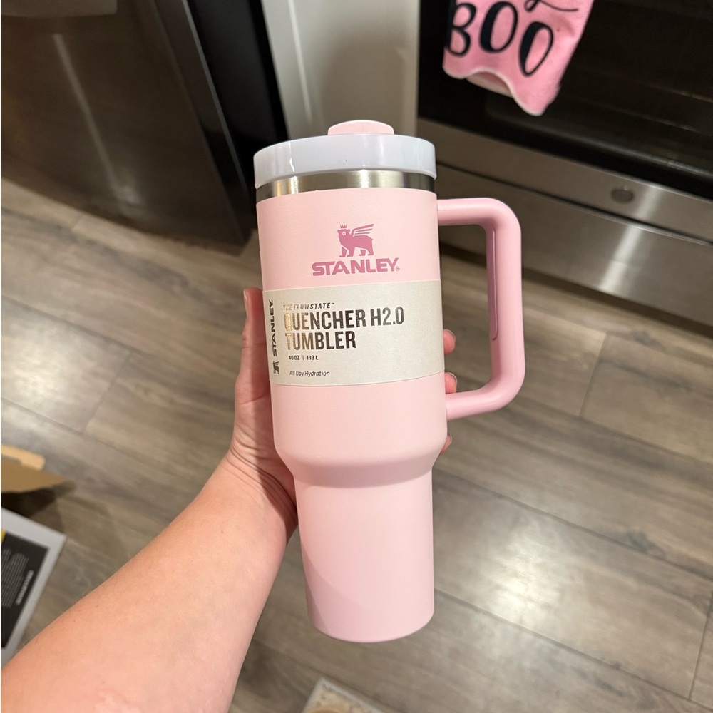 NEW-Stanley Light Pink 40 oz Quencher H2.0 Tumbler with Handle & Straw